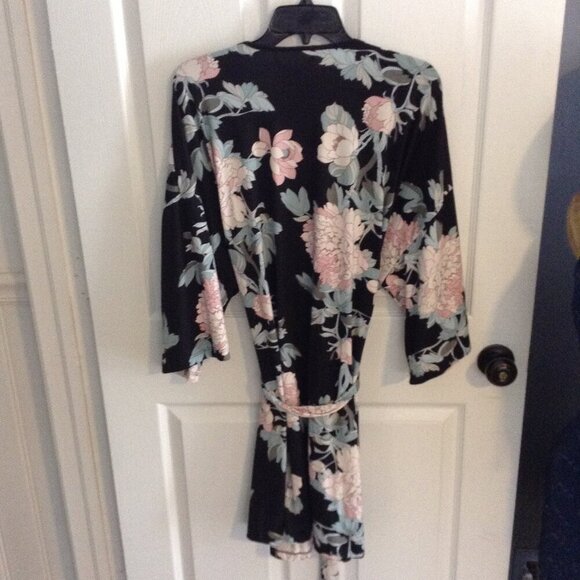 Lilac & London "XL" Kimono style robe. Champagne and Caviar Dreams; Soft, Sexy - Picture 3 of 3